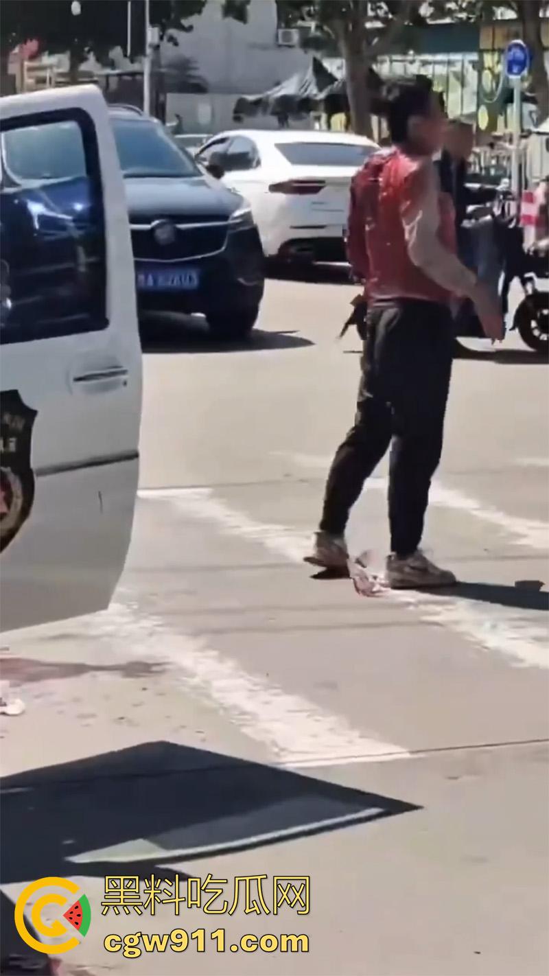 山东泰安五马市场附近，一名小贩与城管发生冲突，被城管欺负愤愤不平，随后在城管车前自刎。