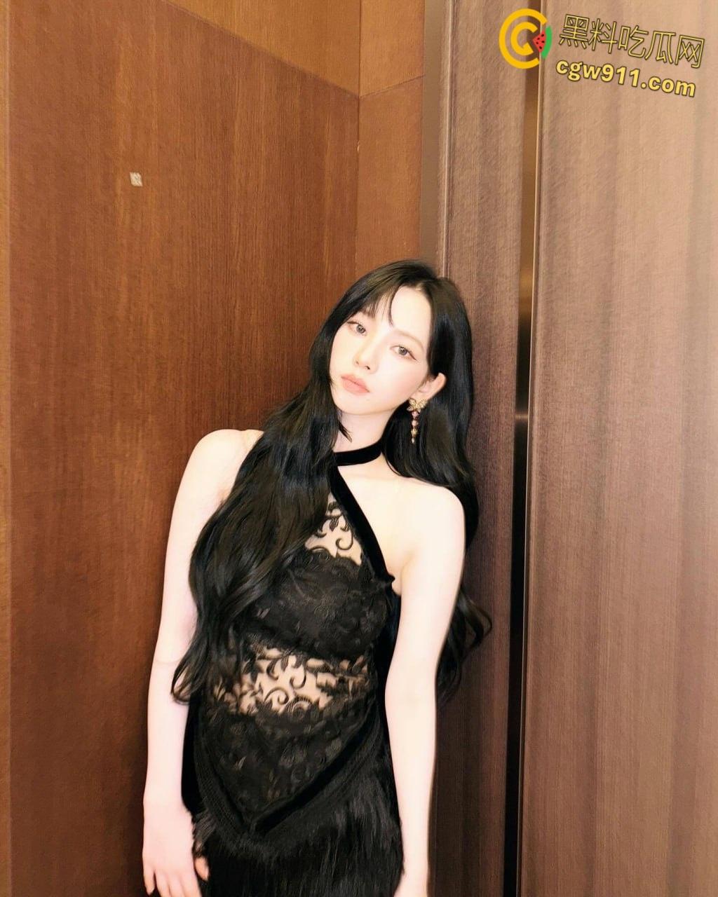 雨天池边和小姨子躲雨，风骚小姨跪地口交，纸板挡住户外乱伦野战，紧张到小姨憋不住尿，白虎翘臀被无套中出 ！