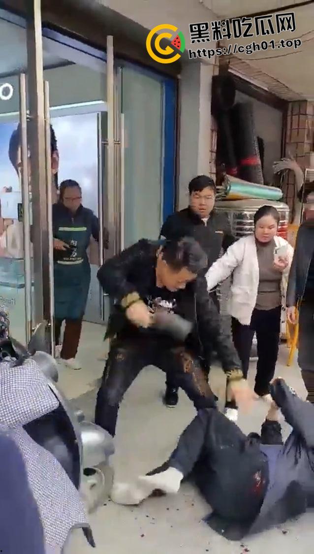 湖南益阳市安化县东风街家润福超市门口 男子因怀疑老婆与人有染持刀当街砍人 现场血腥画面流出