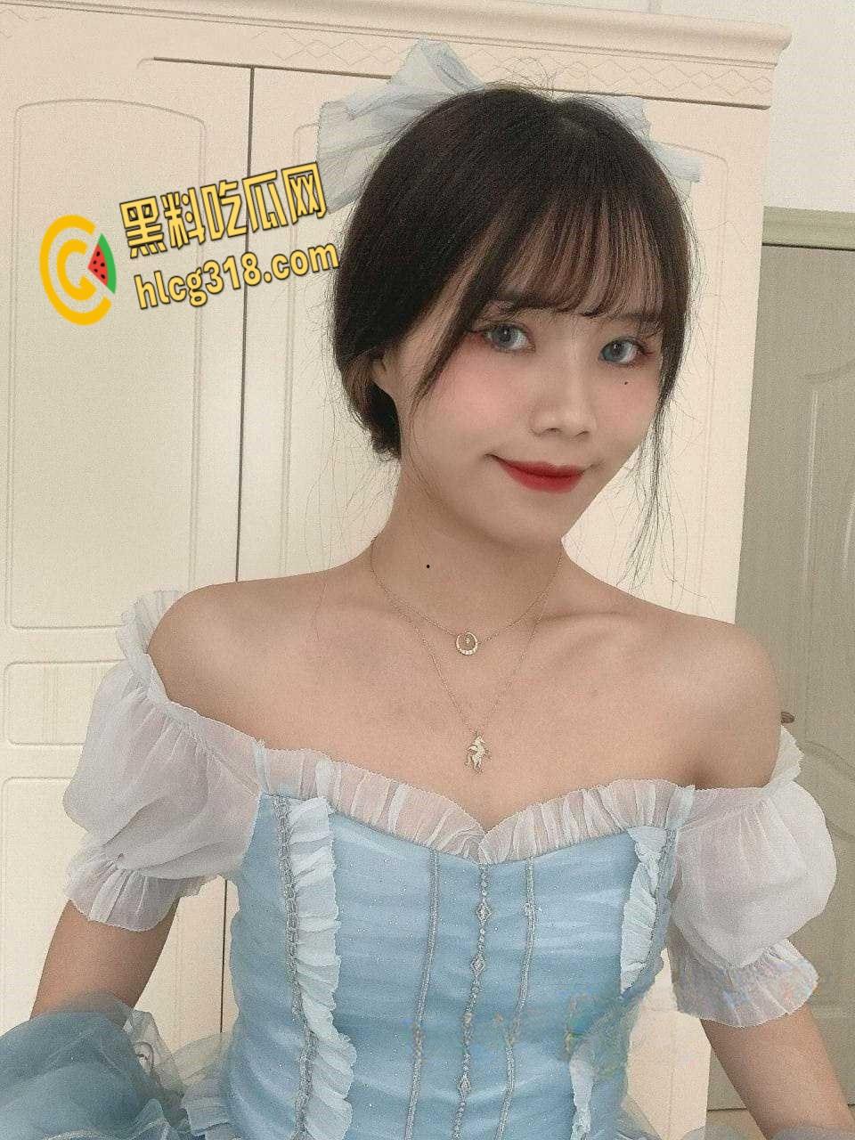 喜爱健身的小姐姐居家自拍，户外露出倒立自慰健身，不是目的为了拿多姿多彩的性运动！