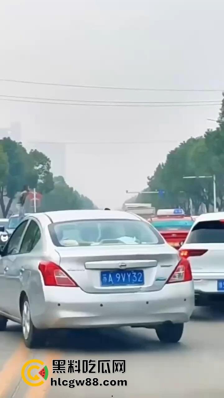 信阳固始惊现爬车怪，美女经理新买的车惨遭当街爬车，心疼到怀疑人生！