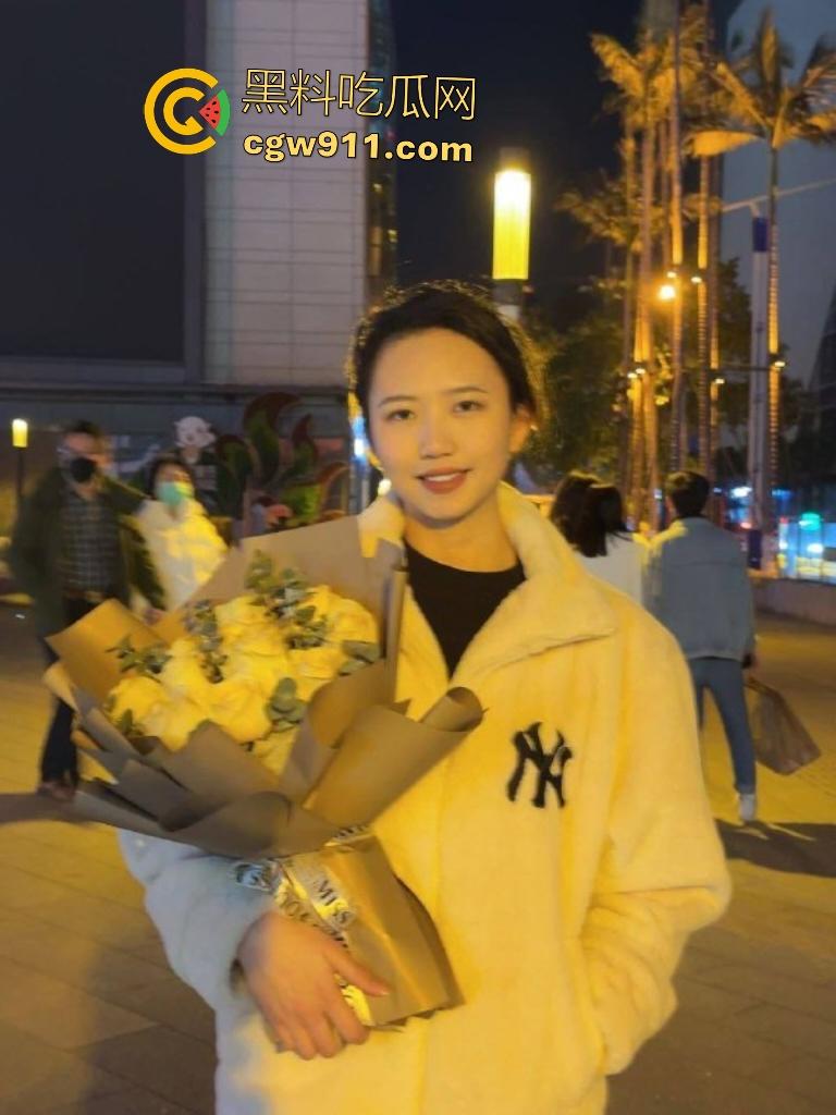 上海大学女神【闻静】，酒店楼道跪舔巨屌，背上被男友写满“母狗”字样，爸妈送你来上学当狗！