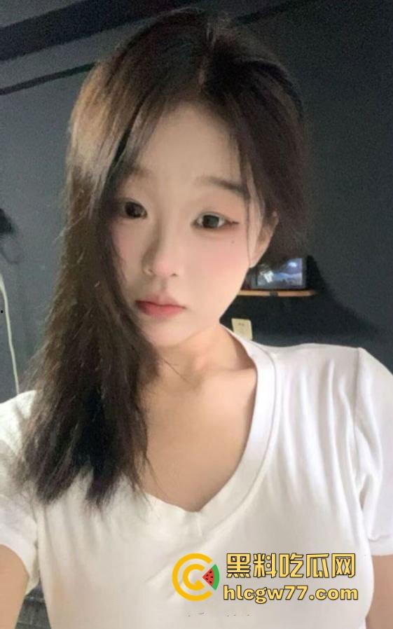 料友投稿 巨水嫩的反差学生妹 每天都沉浸在性爱的高潮中 导致下体已经非常的松