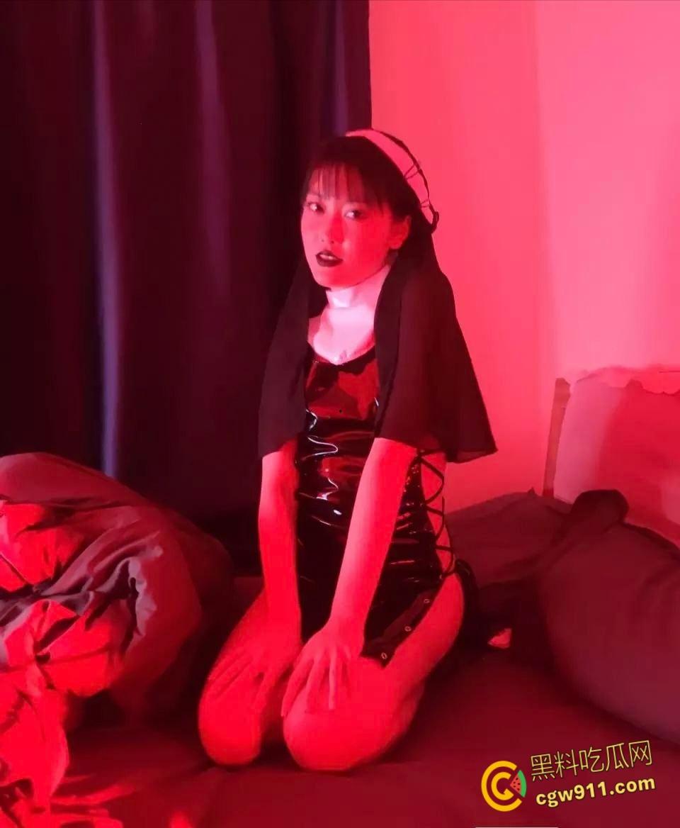 北京科技大学【李晓晴】，下海给富二代当母狗，拉着自己闺密拍照，氛围灯骑脸口交，无套中出开档丝袜！