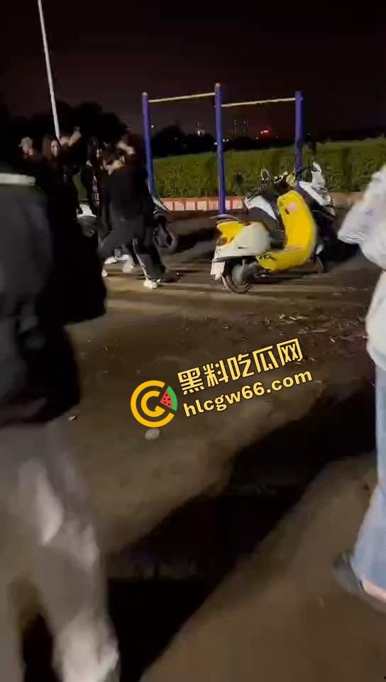 潮汕精神小妹开打了，情敌当街对峙，头发一把把薅，咒骂一句句飙，打到拖鞋都飞出去啦！