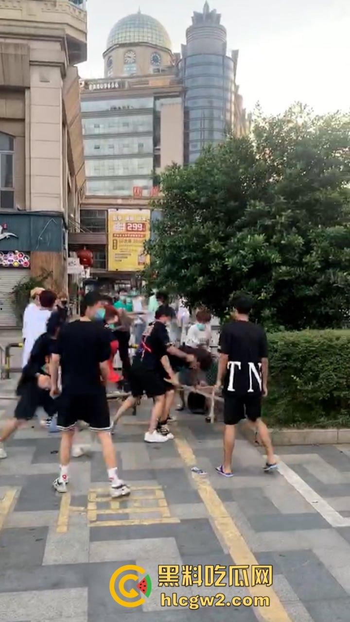 河南许昌精神小伙街头互殴 拳拳到肉脏话连篇 火拼现场堪比古惑仔