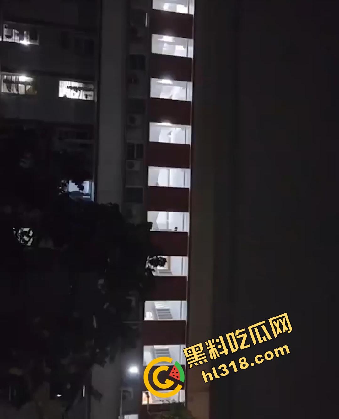 教学楼惊现激情直播，情侣课间角落舌吻互啃，男生手探裙底指尖猛扣小穴动作劲爆被全程录像直播！