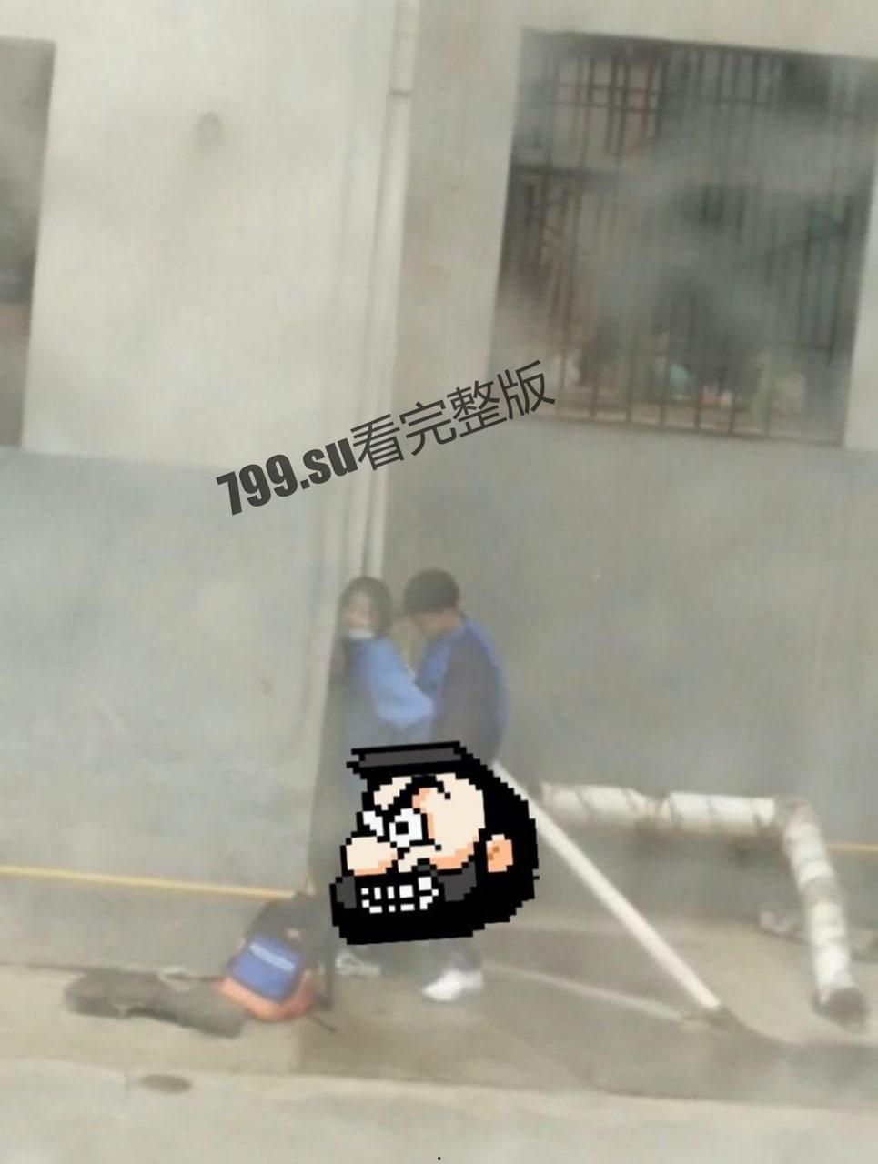 青海 格尔木一中 初中生学校教学楼下啪啪 全校学生围观