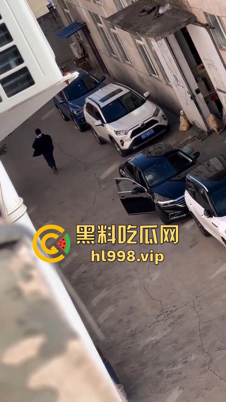 天津丈夫怀疑老婆出轨怒砸车，老婆吓得弃车逃跑！掏出自制手枪开火，枪声堪比沙鹰，建国后还敢造枪！