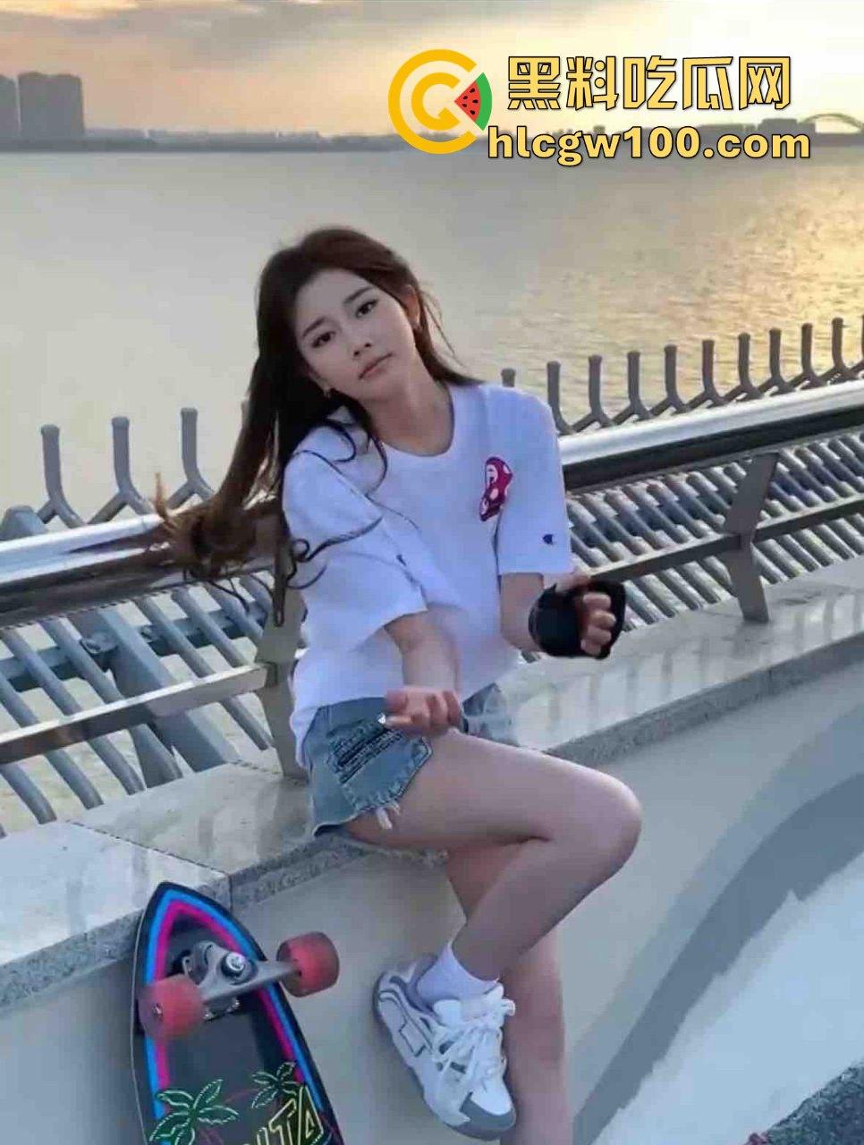 奶茶店上演学生激情啪啪直播大曝光，四川雅安白丝JK校服高中妹忘拉窗帘，被全程偷拍娇喘声浪到奶茶洒一桌！