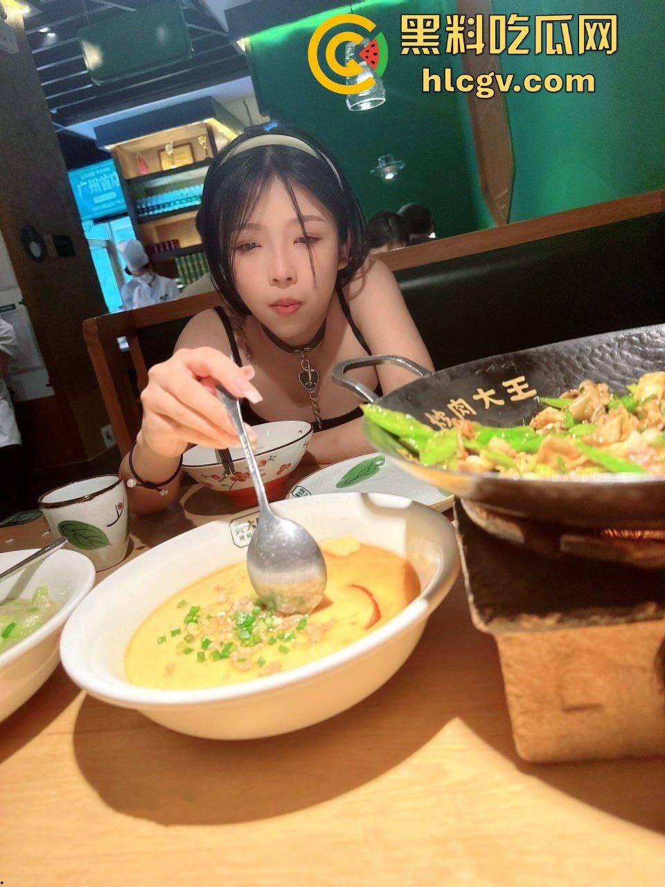 瓜友爆料约炮小红的悲惨故事，大专妹子被金钱调教，多人轮奸生活逼成这样，心疼不忍下屌！