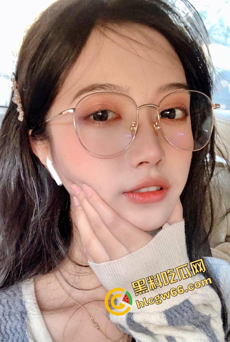 合肥眼镜妹『范乔』太会装了，白天文艺小仙女，晚上拿啤酒瓶插逼求操瓶子插逼都不带喘的！