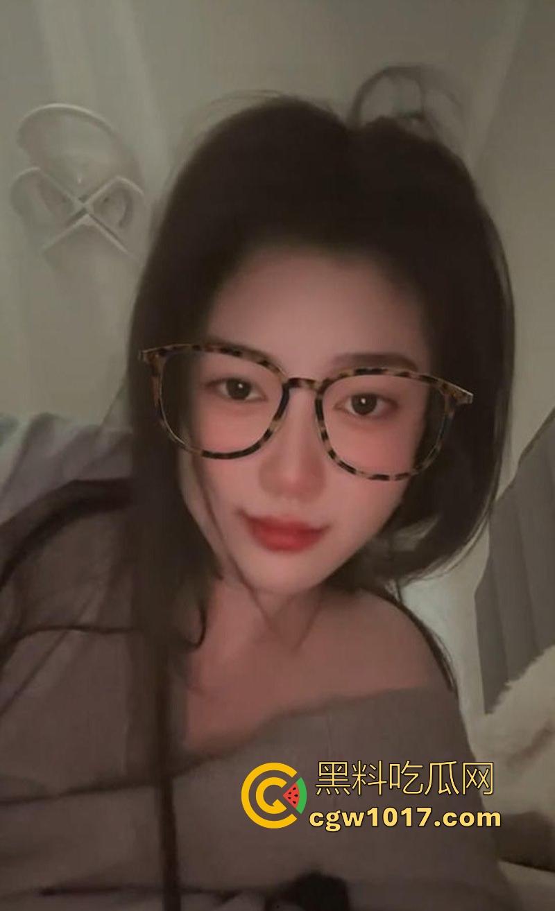 湖南湘潭大学油画系系花【王悦馨】扶腰后入爆操，紧致蜜穴夹裹肉棒顶到花心，被男友操的吐舌爽翻白眼！