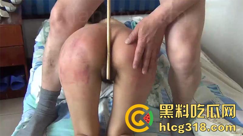 变态爸爸调教女儿，藤条抽逼打屁股，电棍电击肥臀，屁股上插满针管，虐的女儿哭腔哀嚎求饶！