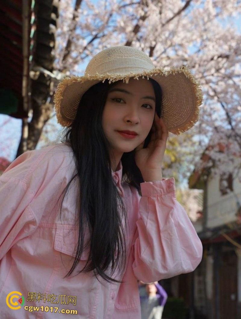 广西南宁反差婊【吴洛丹】，和男友鸳鸯浴自拍流出，饥渴小母狗跪地深喉口交，一线天超粉小穴被操到白浆流出 ！