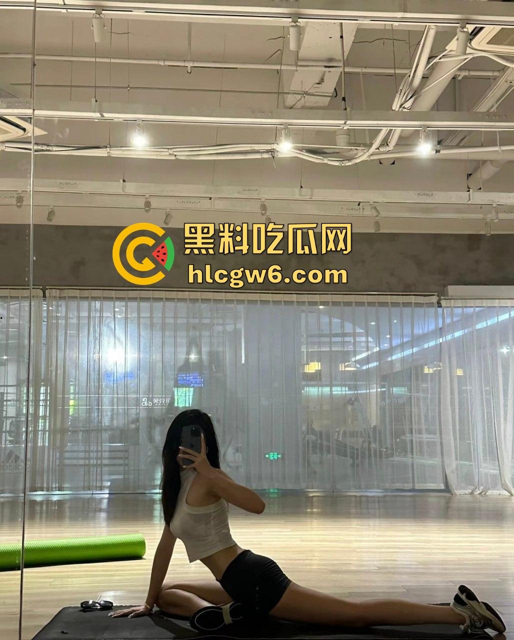 武汉『李雪 』被料友约炮开房，一边被日一边给爸打电话，大哥怒开暴力打桩模式，奶子晃得连她爸都听见了！