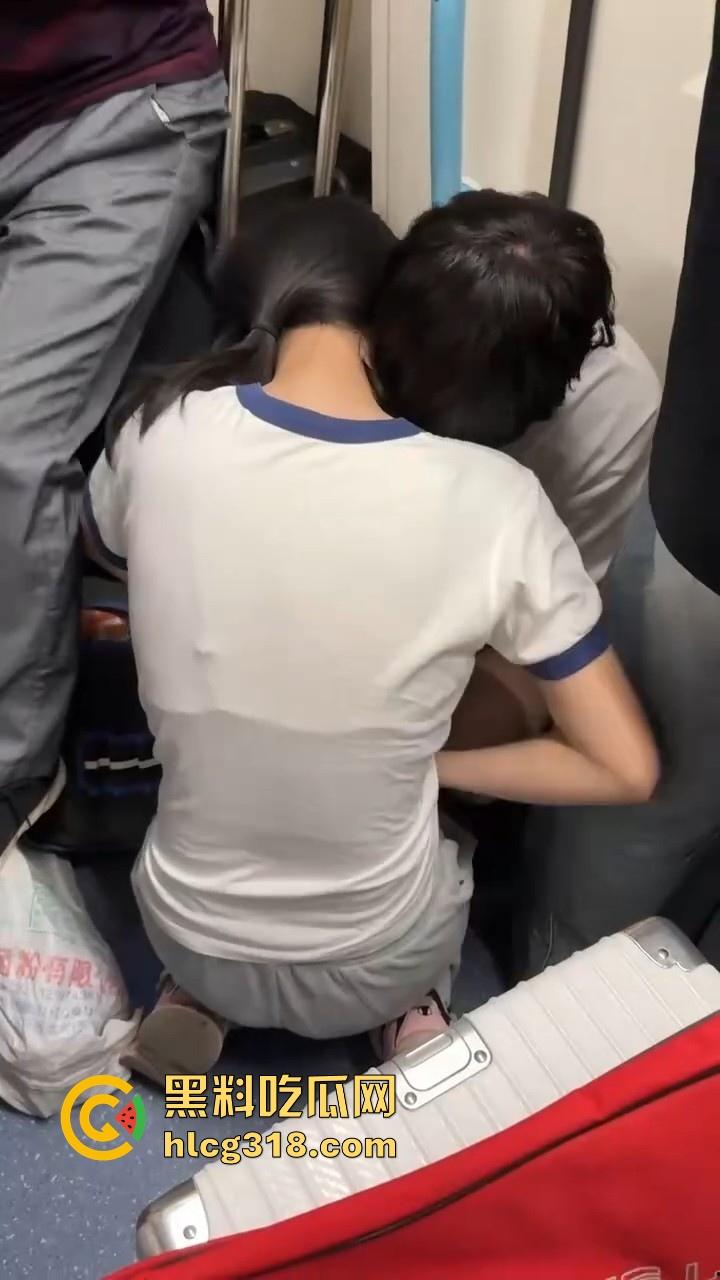 上海地铁小情侣当众热吻打飞机，激情缠绵旁若无人，看来是饥渴，都快现场做起来了！