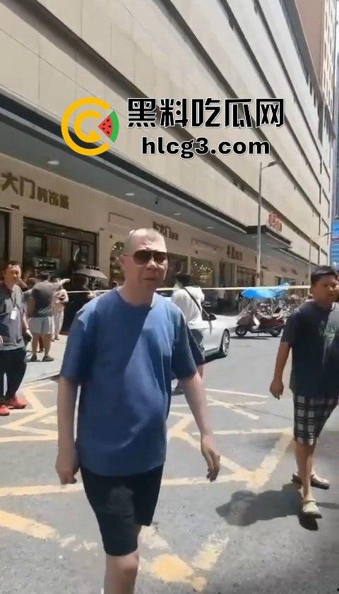 湖南株洲大街惊现冯小刚耍大牌事件,粉丝手机被打掉,热屁股贴冷板凳!