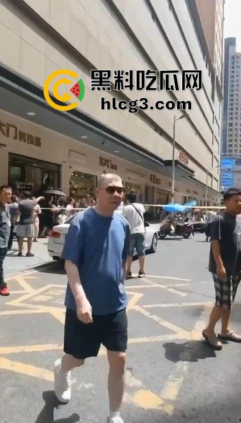 湖南株洲大街惊现冯小刚耍大牌事件,粉丝手机被打掉,热屁股贴冷板凳!