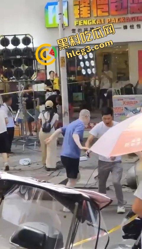 湖南株洲大街惊现冯小刚耍大牌事件,粉丝手机被打掉,热屁股贴冷板凳!