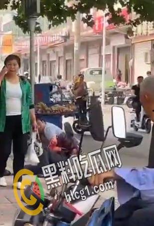 真男人只用拳头解决问题，河北石家庄赞皇街头上演两男子肉搏战 白衣男子被打得血都喷出来了还能再战