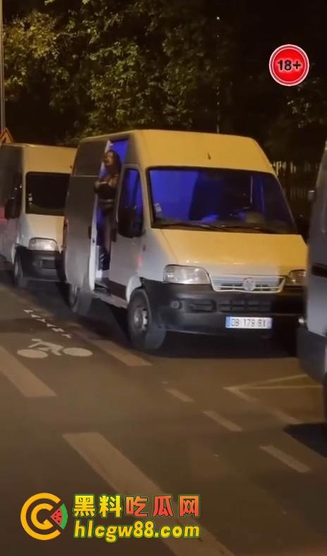 美国站街女卖都玩高端了？依维柯移动炮房遍地开花，一边被操一边跑路，嫖个娼还得坐稳扶好！