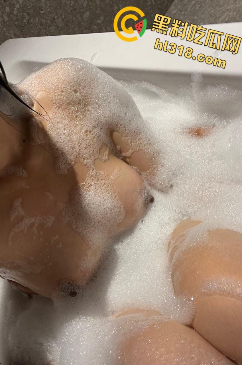 安徽艺术学院白嫩学生妹【胡沁怡】,性感自拍 前凸后翘身材超极品,这蜜桃臀后入起来一定很带劲 !