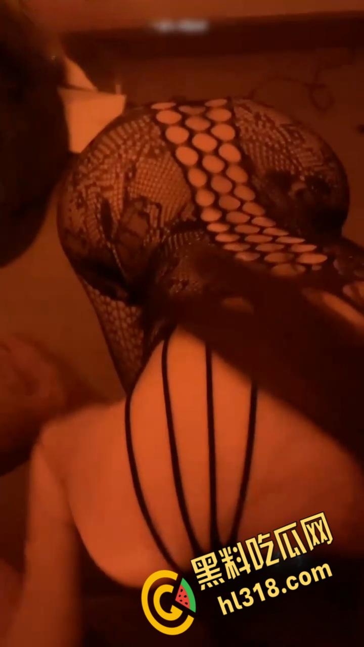 广西南宁极品模特【吴佳琪】,清纯反差性感身材,情趣黑丝翘着屁股口交,无套后入淫叫不止!