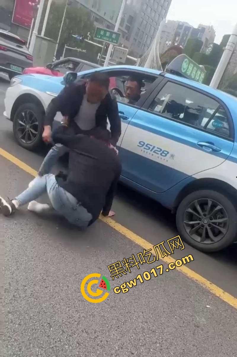 路怒症吵架秒变杀人现场！拔刀猛捅对面司机腹部，鲜血狂喷只能捂着肚子赶紧逃命！