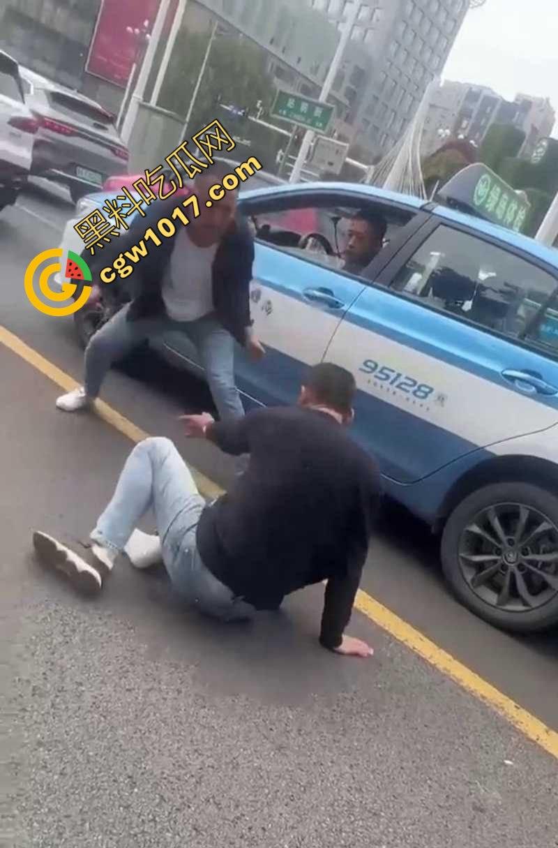 路怒症吵架秒变杀人现场!拔刀猛捅对面司机腹部,鲜血狂喷只能捂着肚子赶紧逃命!