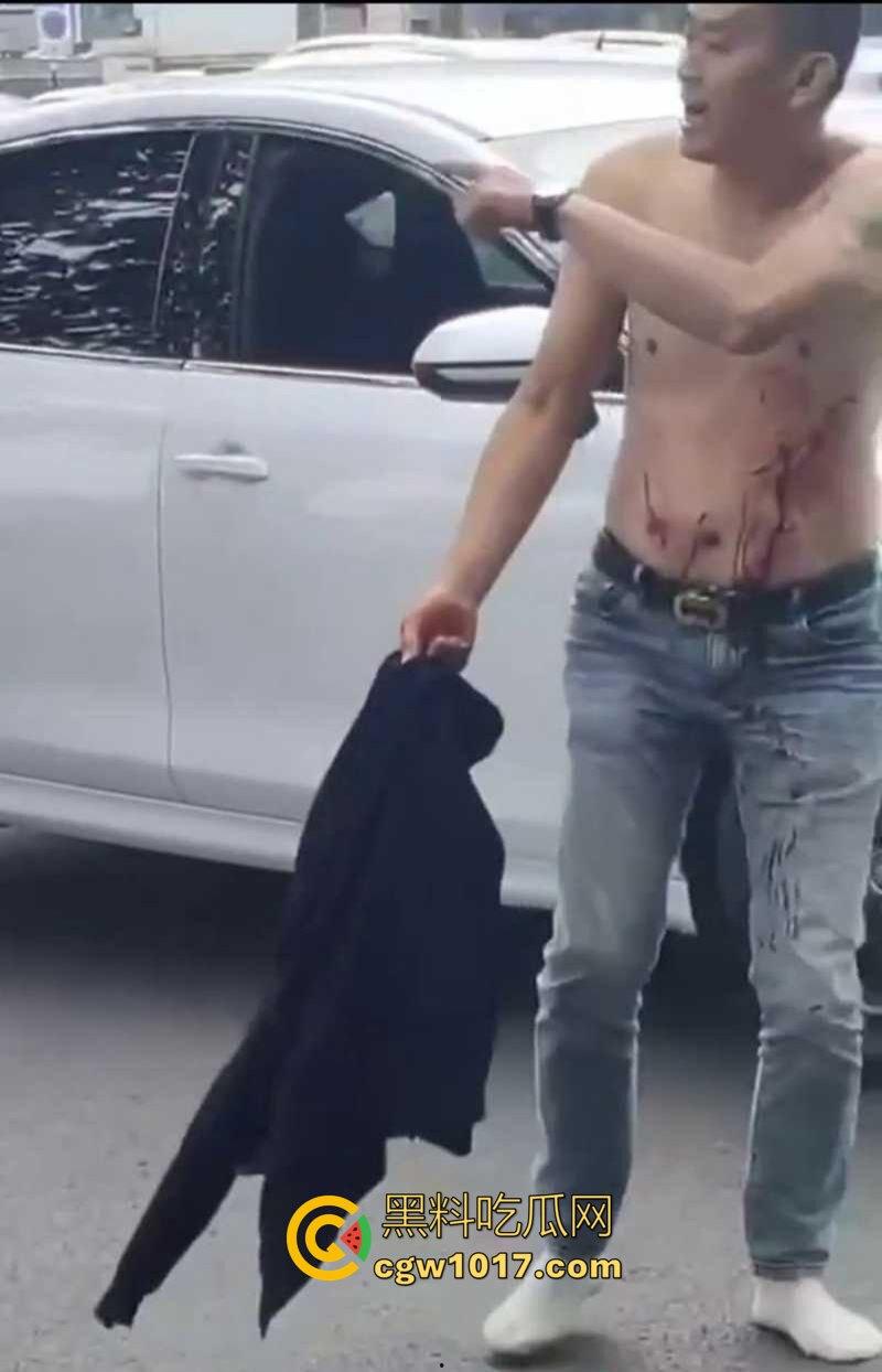 路怒症吵架秒变杀人现场!拔刀猛捅对面司机腹部,鲜血狂喷只能捂着肚子赶紧逃命!