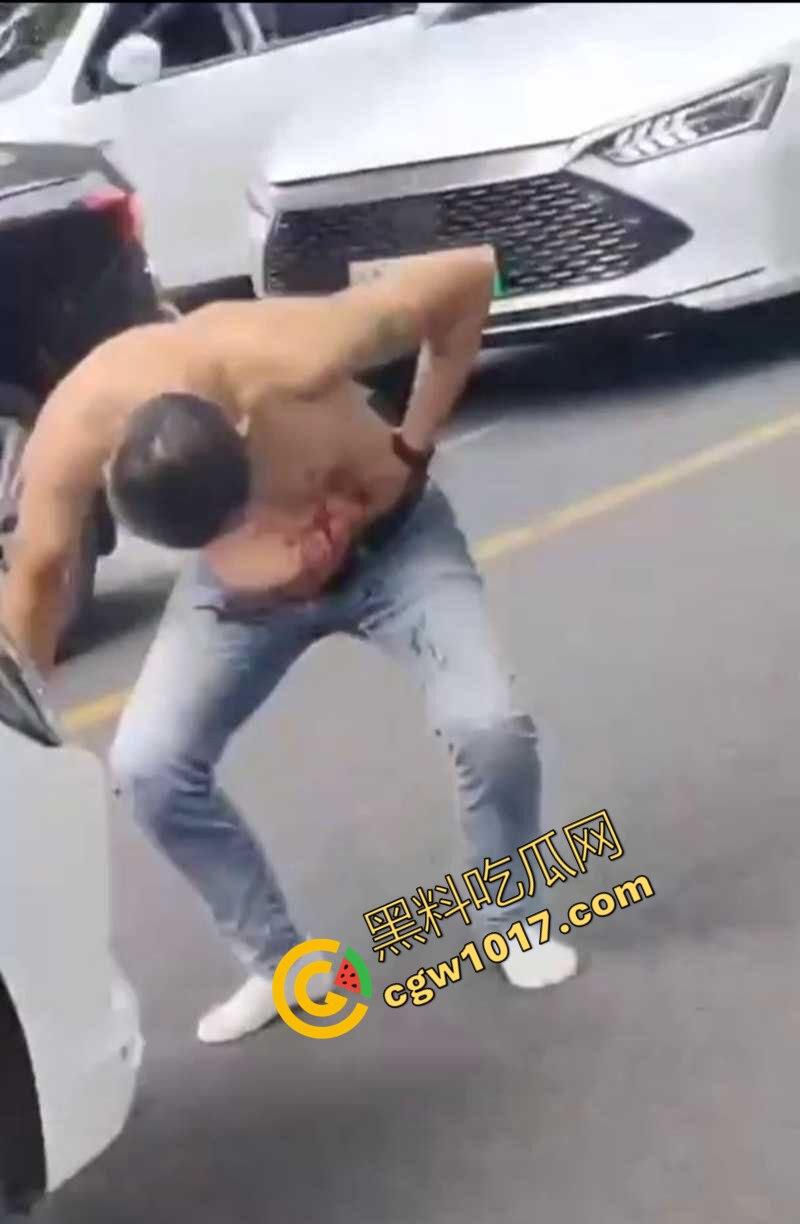 路怒症吵架秒变杀人现场!拔刀猛捅对面司机腹部,鲜血狂喷只能捂着肚子赶紧逃命!