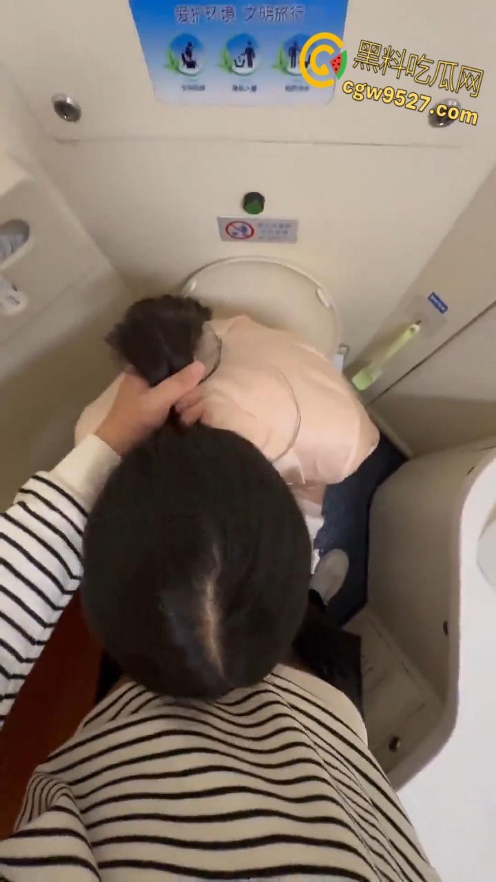 送姐姐回家,火车上大胆全裸车震,厕所到卧铺各种姿势爆操小骚逼,最后高潮喷水湿了一大片床单!