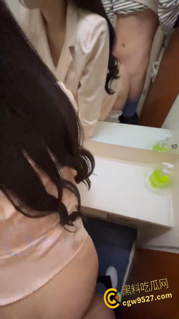 送姐姐回家,火车上大胆全裸车震,厕所到卧铺各种姿势爆操小骚逼,最后高潮喷水湿了一大片床单!