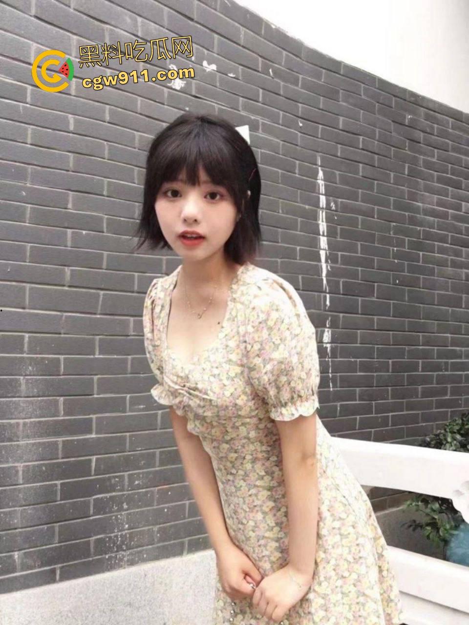 大专短发萝莉【李秋玥】，清纯外表下第一次跪舔巨屌，首次口交技术生涩，眼神却妩媚到金主精水直流！