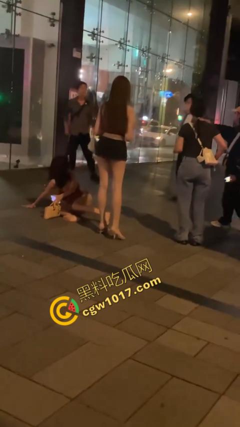 台湾街头剧烈撕逼!台男街头怒打泰国人妖,拳脚横飞,人妖身材火辣,群众狂呼,场面炽热