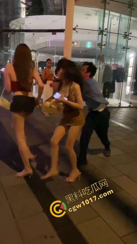 台湾街头剧烈撕逼!台男街头怒打泰国人妖,拳脚横飞,人妖身材火辣,群众狂呼,场面炽热