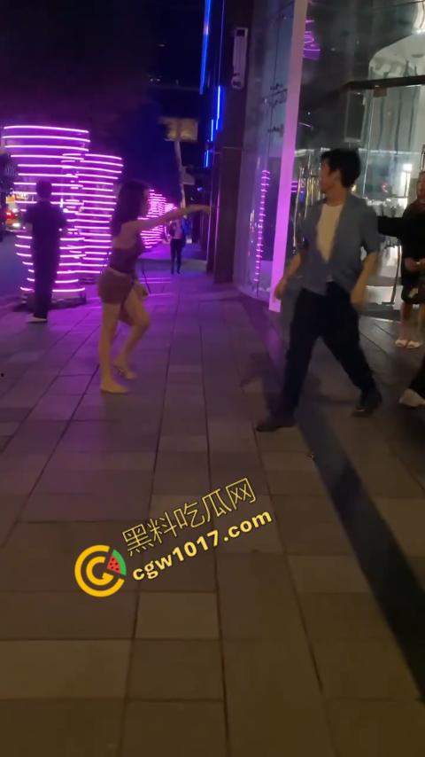 台湾街头剧烈撕逼!台男街头怒打泰国人妖,拳脚横飞,人妖身材火辣,群众狂呼,场面炽热