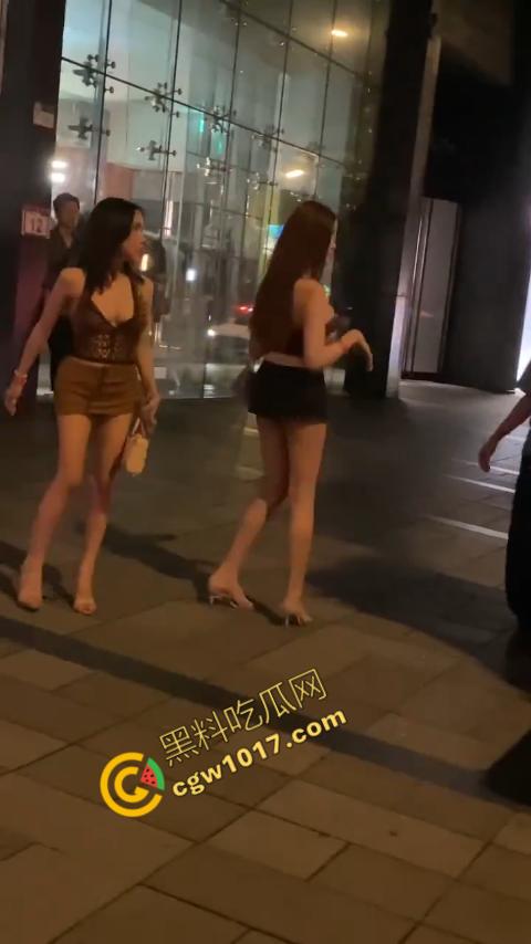 台湾街头剧烈撕逼!台男街头怒打泰国人妖,拳脚横飞,人妖身材火辣,群众狂呼,场面炽热