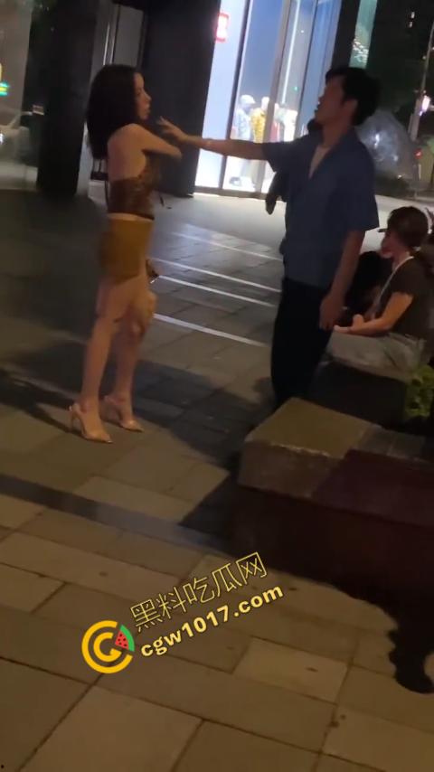 台湾街头剧烈撕逼!台男街头怒打泰国人妖,拳脚横飞,人妖身材火辣,群众狂呼,场面炽热