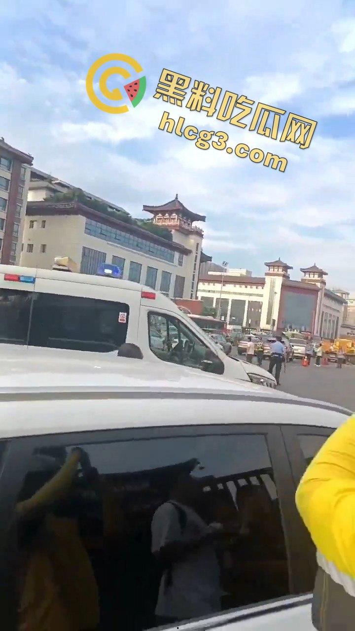 西安大雁塔景区菜刀小伙与警察激烈交火，惊心动魄现场引爆网络！