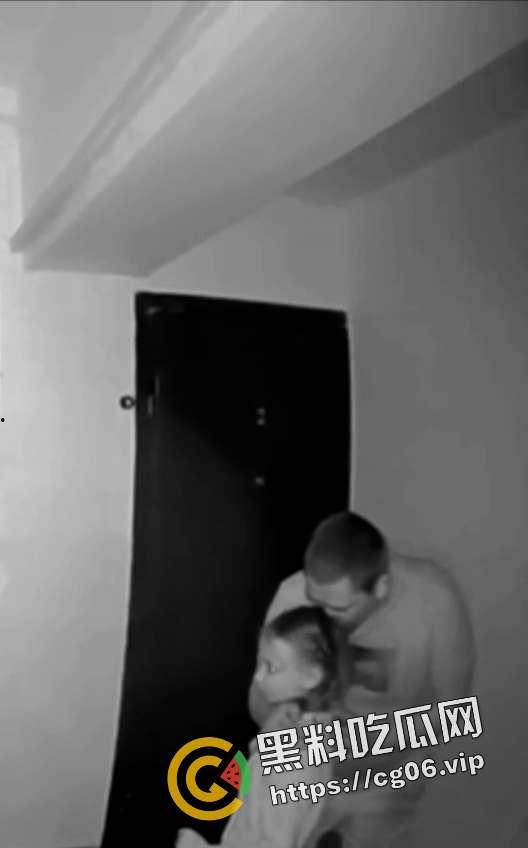 俄罗斯男子猥亵邻居女孩被监控拍下 第二天就被正义人士抓住打死