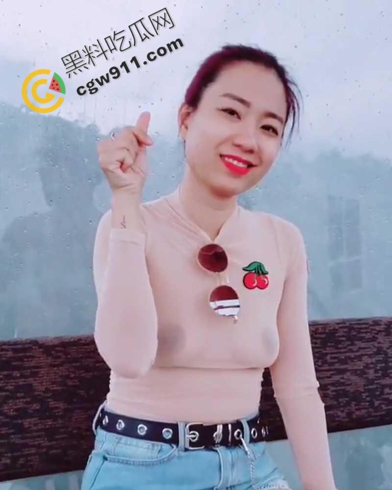 湖南人妻【黄小桃】的大胆暴露挑逗!真空逛街,夹着肛塞大胆露穴,寻求刺激后被爆操