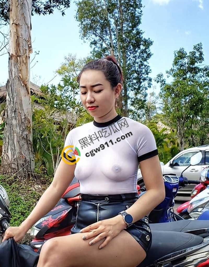 湖南人妻【黄小桃】的大胆暴露挑逗!真空逛街,夹着肛塞大胆露穴,寻求刺激后被爆操