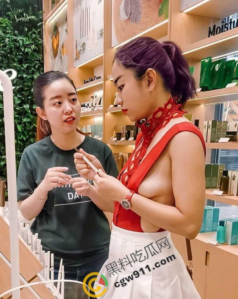 湖南人妻【黄小桃】的大胆暴露挑逗!真空逛街,夹着肛塞大胆露穴,寻求刺激后被爆操