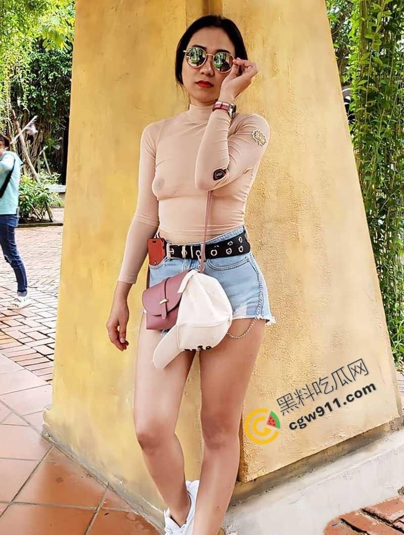 湖南人妻【黄小桃】的大胆暴露挑逗!真空逛街,夹着肛塞大胆露穴,寻求刺激后被爆操