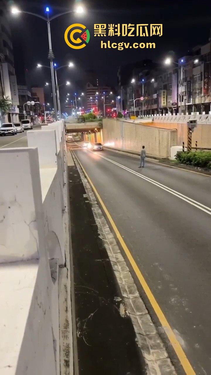 精神大叔作死站路中间，叼烟堵车挑衅！遇上精神小伙直接开揍，魔法果然得用魔法破！