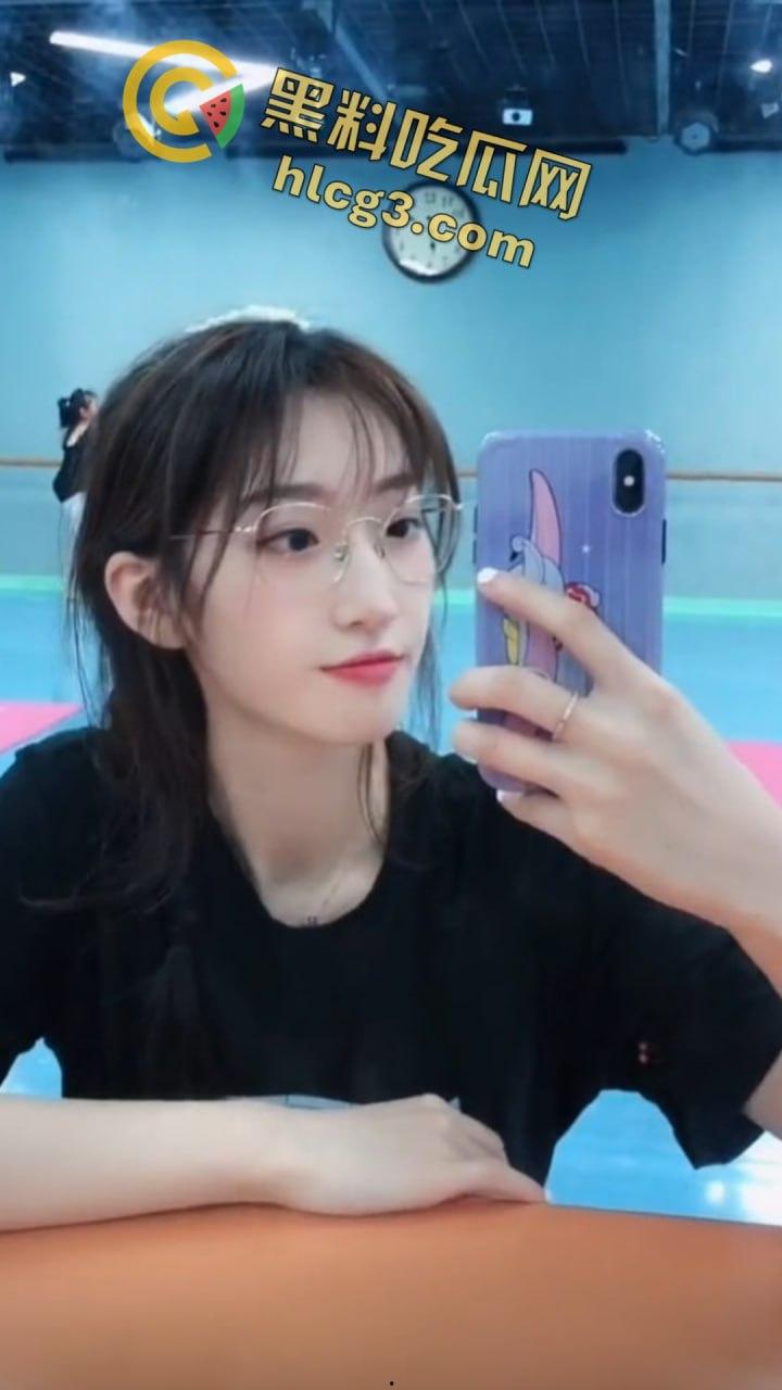 抖音网红『只有鱼刺』真空激凸舞蹈视频流出!长腿眼镜婊激情热舞乳头清晰可见!