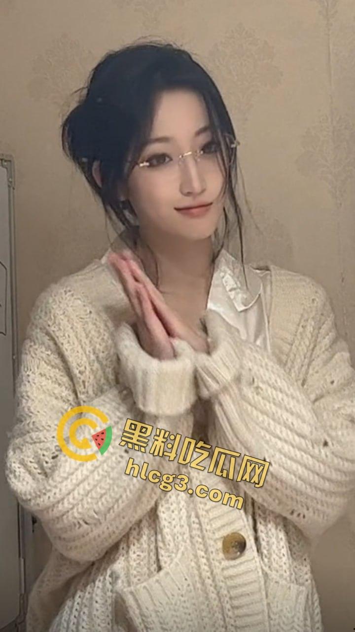 抖音网红『只有鱼刺』真空激凸舞蹈视频流出!长腿眼镜婊激情热舞乳头清晰可见!