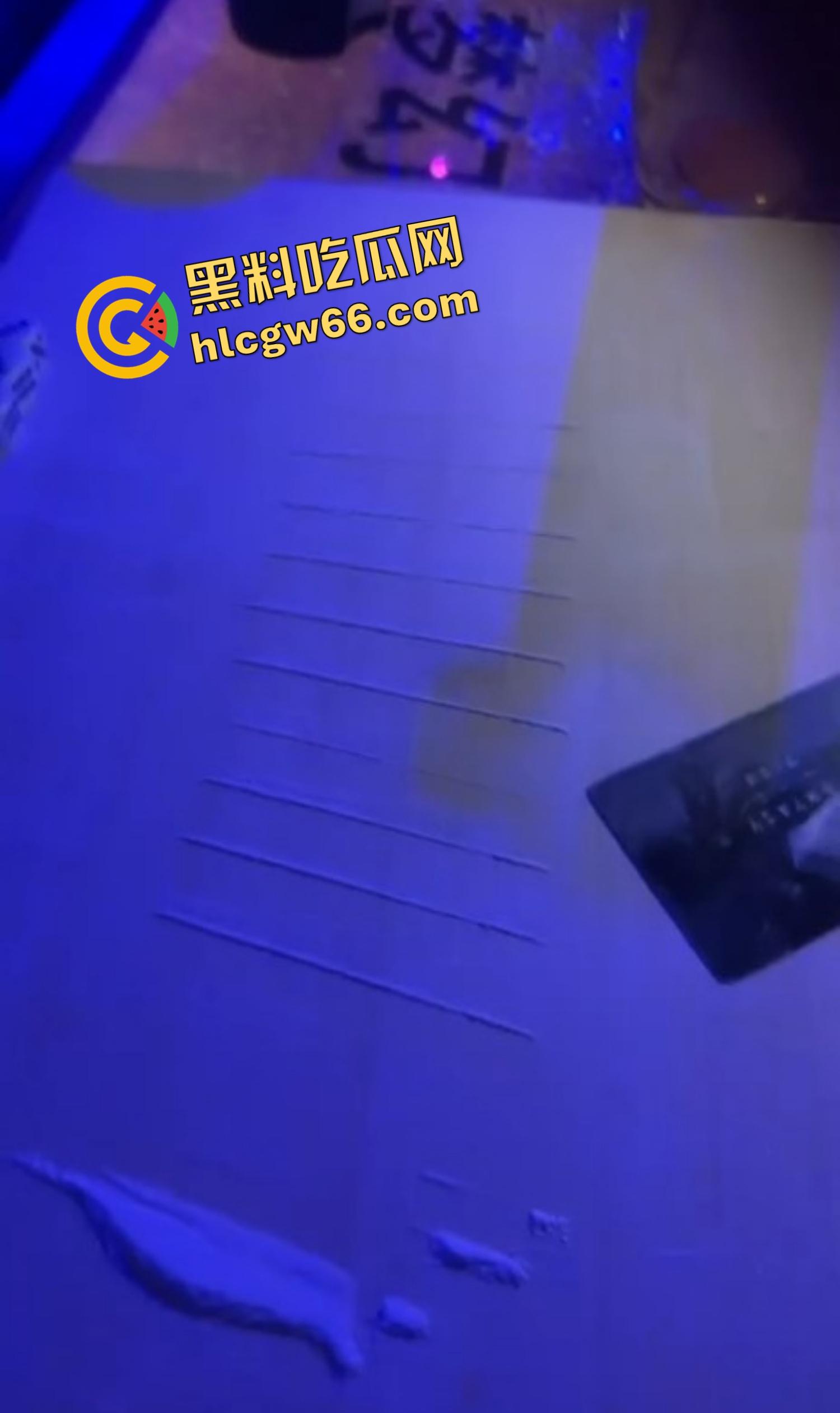 东南亚KTV真实疯批现场,乌烟瘴气全场开K,女的脱光裸舞,男的边吸边操,电影诚不欺我!